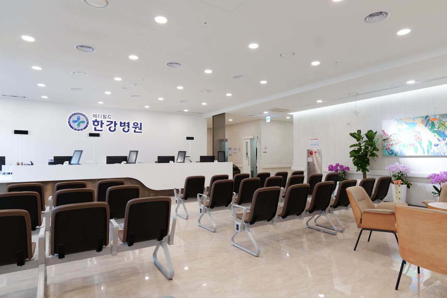 메디필드 한강병원 외래 대기 공간