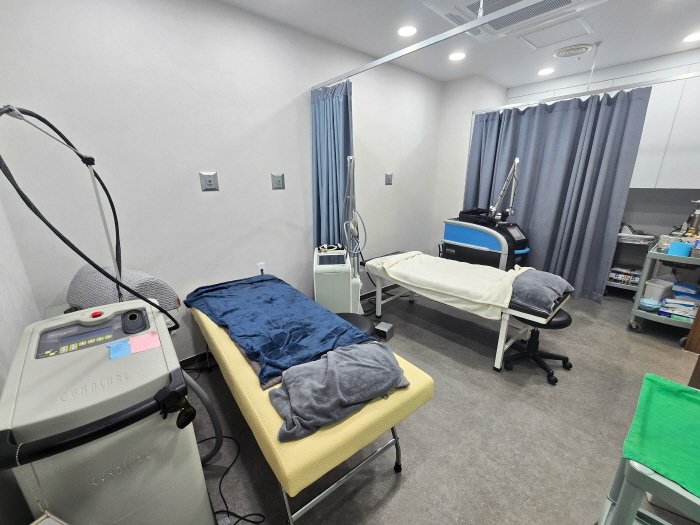 나세르의원 시술 장비를 갖춘 시술실